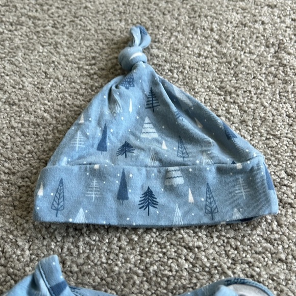 Ruggedbutts Knotted Onesie with Hat - Picture 3 of 3